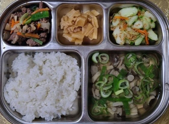 A씨가 문제를 제기한 식판. [온라인 커뮤니티]